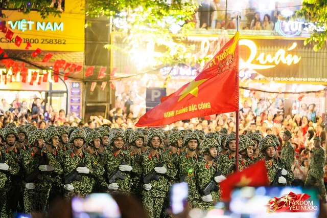 Kết th&uacute;c buổi tổng hợp luyện lần 2 đầy cảm x&uacute;c, người d&acirc;n đổ ra đường vẫy ch&agrave;o c&aacute;c chiến sĩ A80- Ảnh 35.