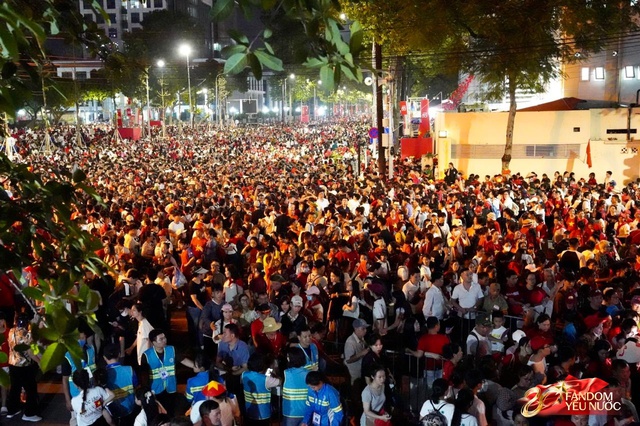 Kết th&uacute;c buổi tổng hợp luyện lần 2 đầy cảm x&uacute;c, người d&acirc;n đổ ra đường vẫy ch&agrave;o c&aacute;c chiến sĩ A80- Ảnh 53.