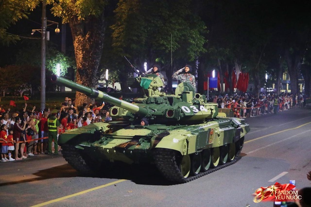 Kết th&uacute;c buổi tổng hợp luyện lần 2 đầy cảm x&uacute;c, người d&acirc;n đổ ra đường vẫy ch&agrave;o c&aacute;c chiến sĩ A80- Ảnh 61.