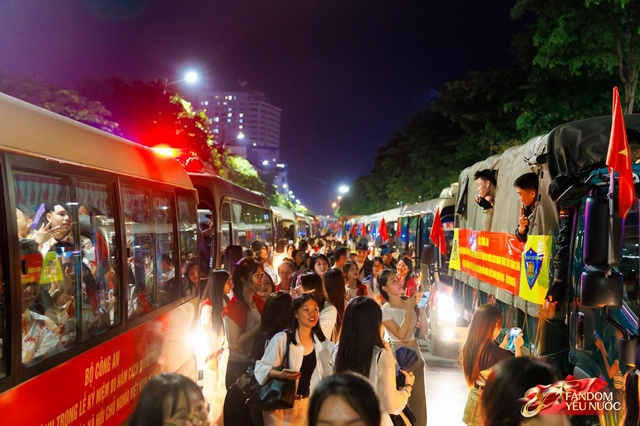 Kết th&uacute;c buổi tổng hợp luyện lần 2 đầy cảm x&uacute;c, người d&acirc;n đổ ra đường vẫy ch&agrave;o c&aacute;c chiến sĩ A80- Ảnh 3.