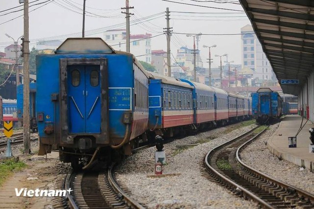 Bão số 5 Kajiki sầm sập chạm bờ, sóng nổi dữ dội, dâng cao khoảng 8-9m- Ảnh 5.
