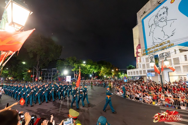 Kết th&uacute;c buổi tổng hợp luyện lần 2 đầy cảm x&uacute;c, người d&acirc;n đổ ra đường vẫy ch&agrave;o c&aacute;c chiến sĩ A80- Ảnh 25.