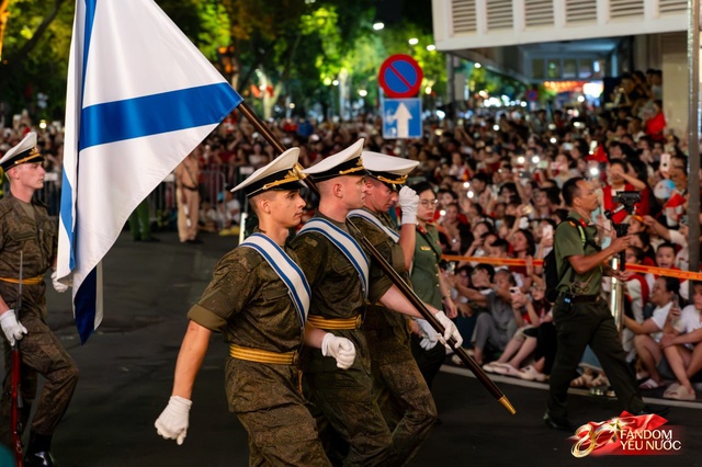 Kết th&uacute;c buổi tổng hợp luyện lần 2 đầy cảm x&uacute;c, người d&acirc;n đổ ra đường vẫy ch&agrave;o c&aacute;c chiến sĩ A80- Ảnh 24.