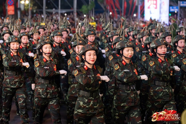 Kết th&uacute;c buổi tổng hợp luyện lần 2 đầy cảm x&uacute;c, người d&acirc;n đổ ra đường vẫy ch&agrave;o c&aacute;c chiến sĩ A80- Ảnh 21.