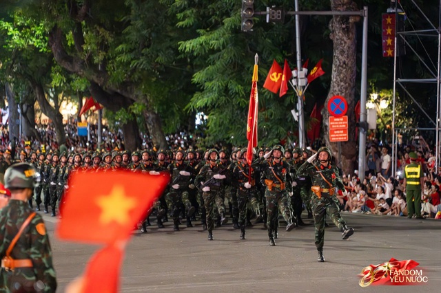 Kết th&uacute;c buổi tổng hợp luyện lần 2 đầy cảm x&uacute;c, người d&acirc;n đổ ra đường vẫy ch&agrave;o c&aacute;c chiến sĩ A80- Ảnh 27.