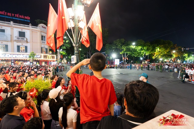 Kết th&uacute;c buổi tổng hợp luyện lần 2 đầy cảm x&uacute;c, người d&acirc;n đổ ra đường vẫy ch&agrave;o c&aacute;c chiến sĩ A80- Ảnh 28.