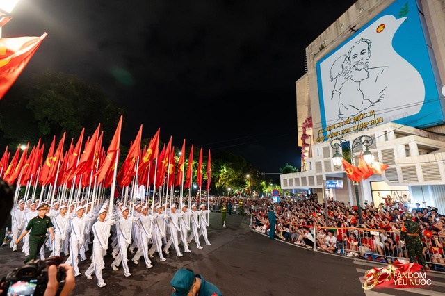 Kết th&uacute;c buổi tổng hợp luyện lần 2 đầy cảm x&uacute;c, người d&acirc;n đổ ra đường vẫy ch&agrave;o c&aacute;c chiến sĩ A80- Ảnh 17.