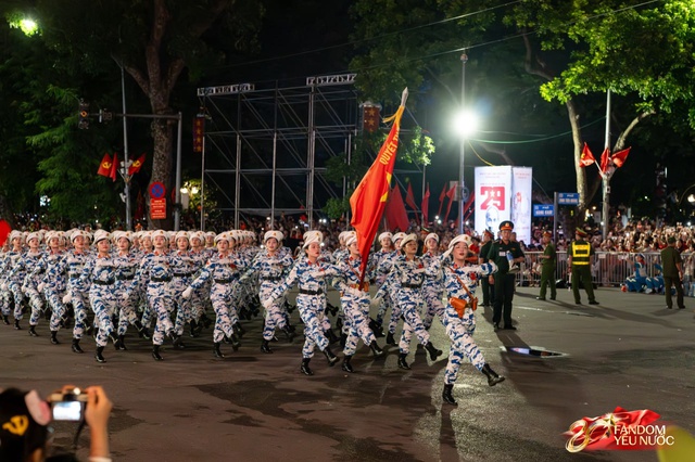 Kết th&uacute;c buổi tổng hợp luyện lần 2 đầy cảm x&uacute;c, người d&acirc;n đổ ra đường vẫy ch&agrave;o c&aacute;c chiến sĩ A80- Ảnh 20.