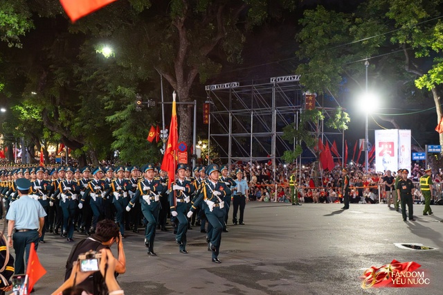 Kết th&uacute;c buổi tổng hợp luyện lần 2 đầy cảm x&uacute;c, người d&acirc;n đổ ra đường vẫy ch&agrave;o c&aacute;c chiến sĩ A80- Ảnh 22.