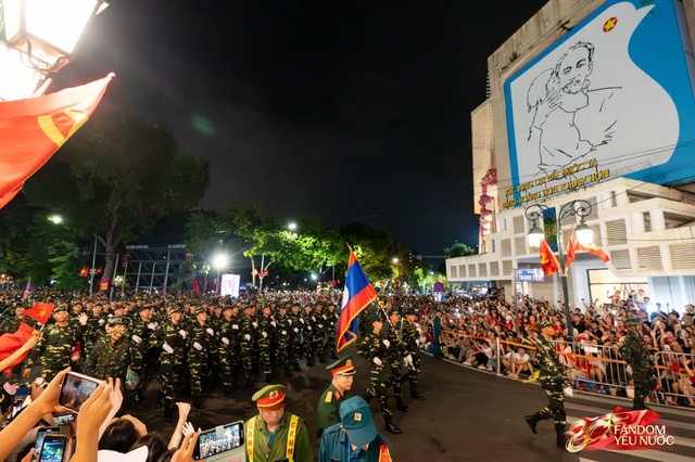 Kết th&uacute;c buổi tổng hợp luyện lần 2 đầy cảm x&uacute;c, người d&acirc;n đổ ra đường vẫy ch&agrave;o c&aacute;c chiến sĩ A80- Ảnh 19.
