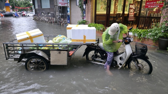Hà Nội đang ngập khủng khiếp, cây gãy đổ chắn ngang đường- Ảnh 51.