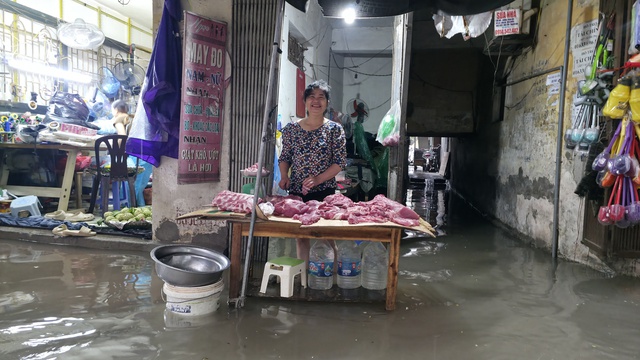 Hà Nội đang ngập khủng khiếp, cây gãy đổ chắn ngang đường- Ảnh 52.