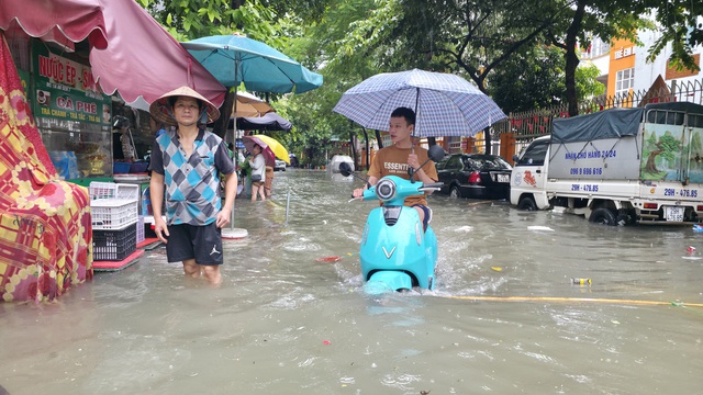 Hà Nội đang ngập khủng khiếp, cây gãy đổ chắn ngang đường- Ảnh 57.