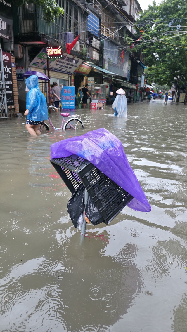 Hà Nội đang ngập khủng khiếp, cây gãy đổ chắn ngang đường- Ảnh 58.