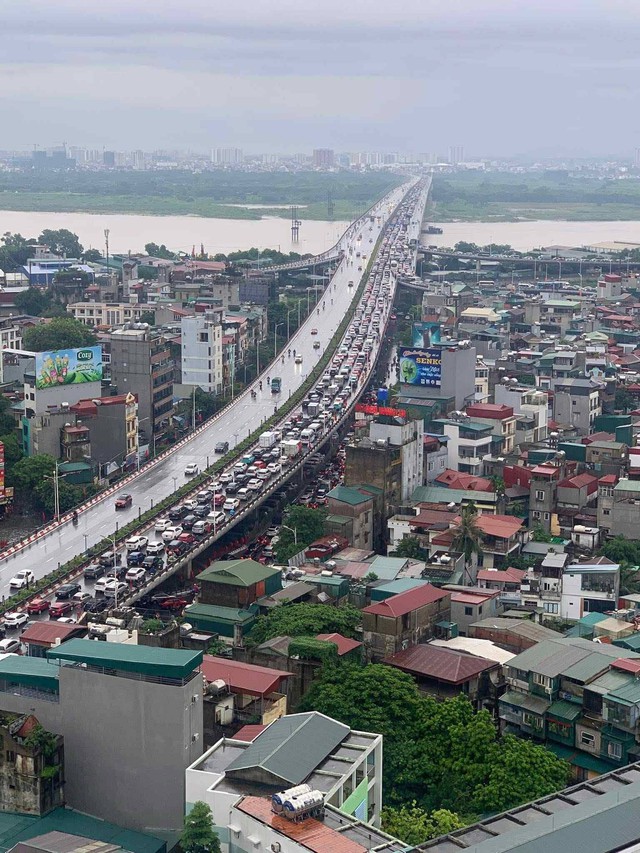 Hà Nội đang ngập khủng khiếp, cây gãy đổ chắn ngang đường- Ảnh 5.
