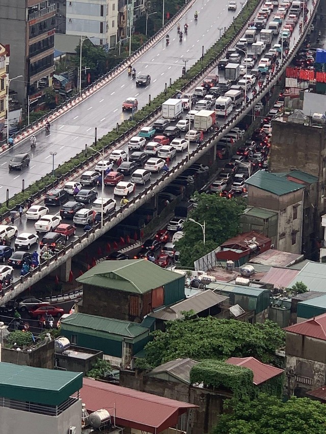 Hà Nội đang ngập khủng khiếp, cây gãy đổ chắn ngang đường- Ảnh 4.