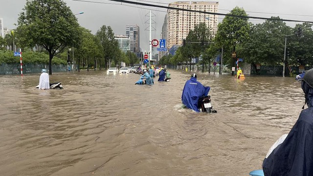 Hà Nội đang ngập khủng khiếp, cây gãy đổ chắn ngang đường- Ảnh 27.