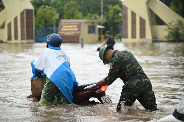 Hà Nội đang ngập khủng khiếp, cây gãy đổ chắn ngang đường- Ảnh 47.