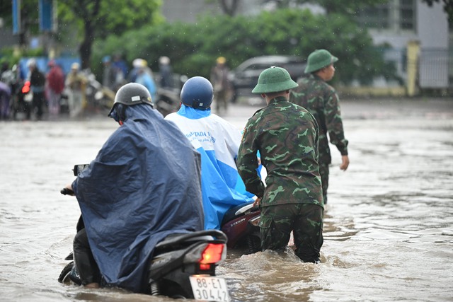 Hà Nội đang ngập khủng khiếp, cây gãy đổ chắn ngang đường- Ảnh 48.