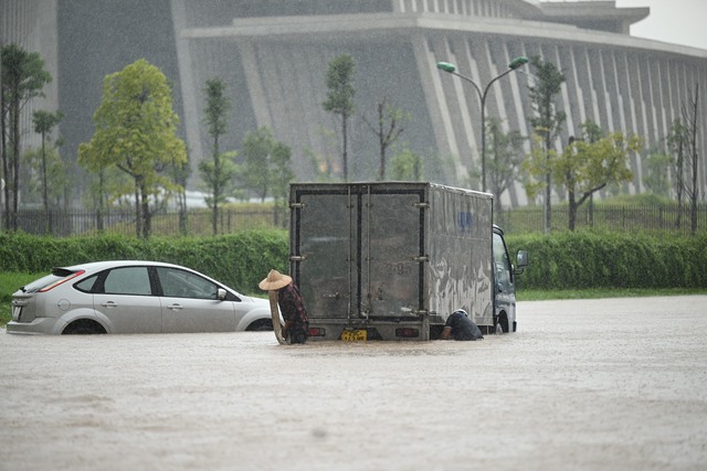 Hà Nội đang ngập khủng khiếp khắp nẻo đường: Loạt ô tô chìm trong “biển” nước, người dân dùng xô múc nước tràn khỏi nhà- Ảnh 2. Hà Nội đang ngập khủng khiếp khắp nẻo đường: Loạt ô tô chìm trong “biển” nước, người dân dùng xô múc nước tràn khỏi nhà- Ảnh 2.
