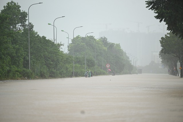 Hà Nội đang ngập khủng khiếp khắp nẻo đường: Loạt ô tô chìm trong “biển” nước, người dân dùng xô múc nước tràn khỏi nhà- Ảnh 1. Hà Nội đang ngập khủng khiếp khắp nẻo đường: Loạt ô tô chìm trong “biển” nước, người dân dùng xô múc nước tràn khỏi nhà- Ảnh 1.