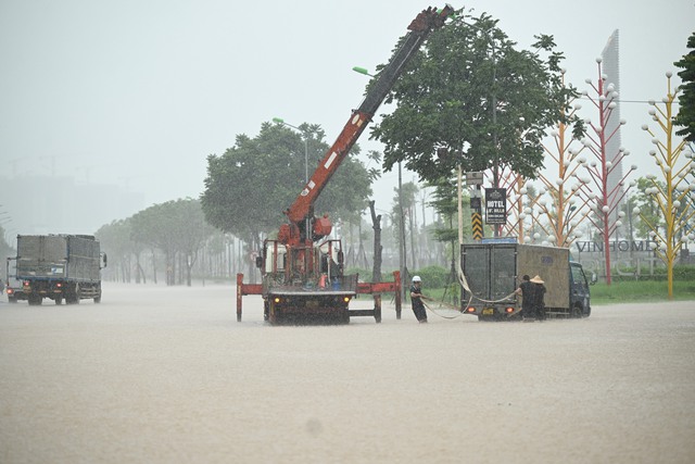 Hà Nội đang ngập khủng khiếp khắp nẻo đường: Loạt ô tô chìm trong “biển” nước, người dân dùng xô múc nước tràn khỏi nhà- Ảnh 3. Hà Nội đang ngập khủng khiếp khắp nẻo đường: Loạt ô tô chìm trong “biển” nước, người dân dùng xô múc nước tràn khỏi nhà- Ảnh 3.