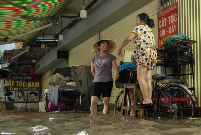 Hà Nội đang ngập khủng khiếp, cây gãy đổ chắn ngang đường- Ảnh 16.