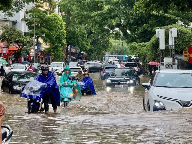 Hà Nội đang ngập khủng khiếp, cây gãy đổ chắn ngang đường- Ảnh 2.