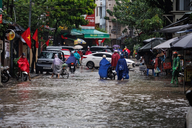Hà Nội đang ngập khủng khiếp, cây gãy đổ chắn ngang đường- Ảnh 9.