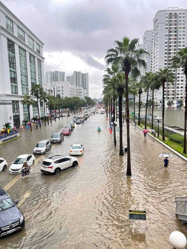 Hà Nội đang ngập khủng khiếp, cây gãy đổ chắn ngang đường- Ảnh 23.