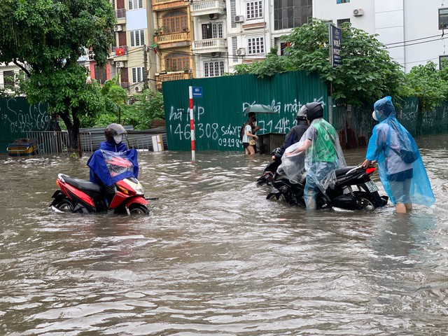 Hà Nội đang ngập khủng khiếp khắp nẻo đường: Loạt ô tô chìm trong “biển” nước, người dân dùng xô múc nước tràn khỏi nhà- Ảnh 27.