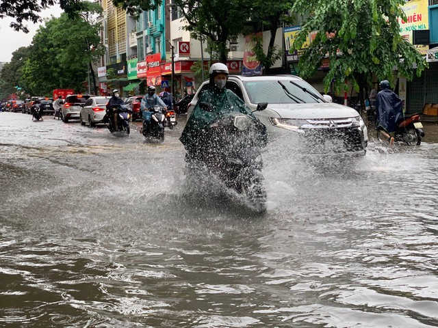Hà Nội đang ngập khủng khiếp khắp nẻo đường: Loạt ô tô chìm trong “biển” nước, người dân dùng xô múc nước tràn khỏi nhà- Ảnh 28.