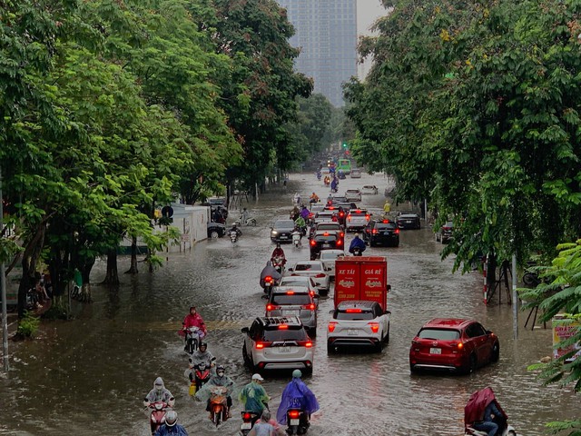 Hà Nội đang ngập khủng khiếp khắp nẻo đường: Loạt ô tô chìm trong “biển” nước, người dân dùng xô múc nước tràn khỏi nhà- Ảnh 26.