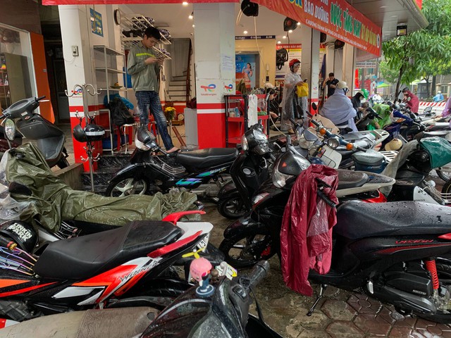 Hà Nội đang ngập khủng khiếp khắp nẻo đường: Loạt ô tô chìm trong “biển” nước, người dân dùng xô múc nước tràn khỏi nhà- Ảnh 30.