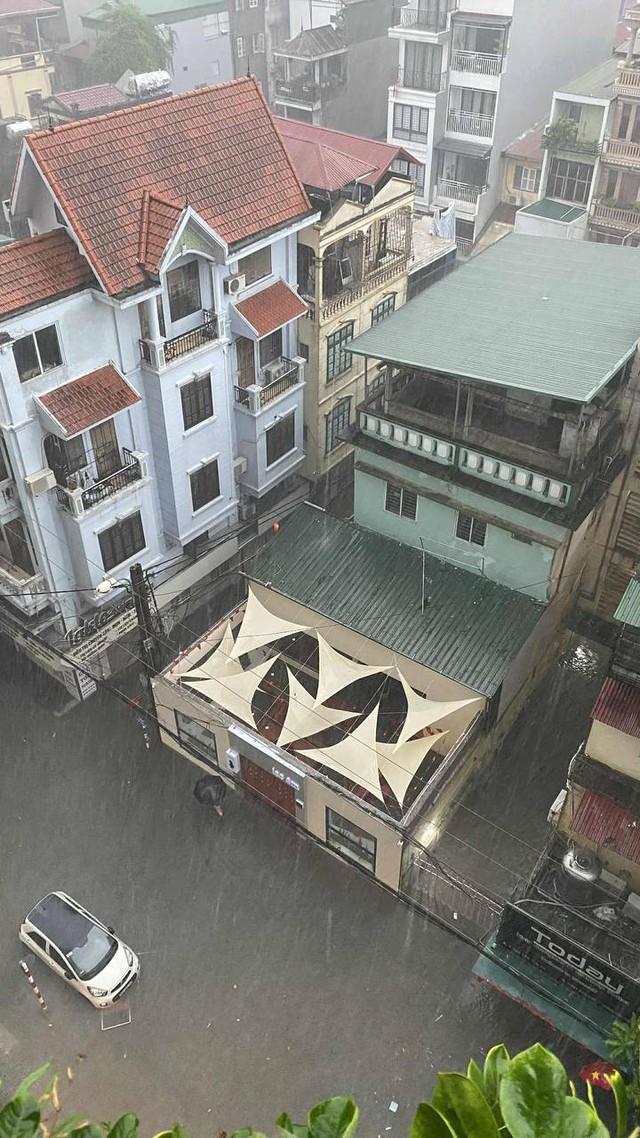 Hà Nội đang ngập khủng khiếp khắp nẻo đường: Loạt ô tô chìm trong “biển” nước, người dân dùng xô múc nước tràn khỏi nhà- Ảnh 19.
