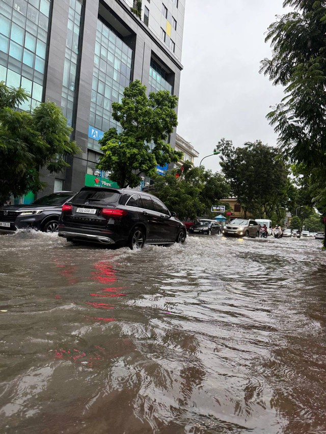 Hà Nội sáng nay: Mưa trắng trời, đường nào cũng ngập!- Ảnh 5.