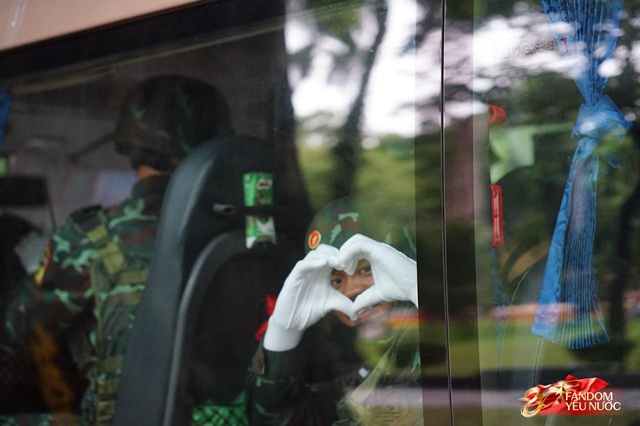 Trời đẹp, hết giờ làm việc, “khối yêu nước” đã sẵn sàng trên phố cho buổi sơ duyệt tối nay!- Ảnh 42.
