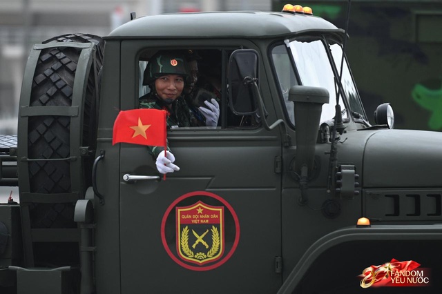 Trời đẹp, hết giờ làm việc, “khối yêu nước” đã sẵn sàng trên phố cho buổi sơ duyệt tối nay!- Ảnh 13.