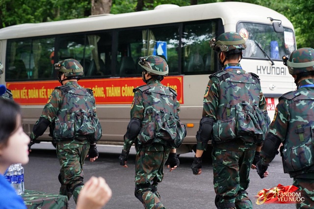 Trời đẹp, hết giờ làm việc, “khối yêu nước” đã sẵn sàng trên phố cho buổi sơ duyệt tối nay!- Ảnh 37.