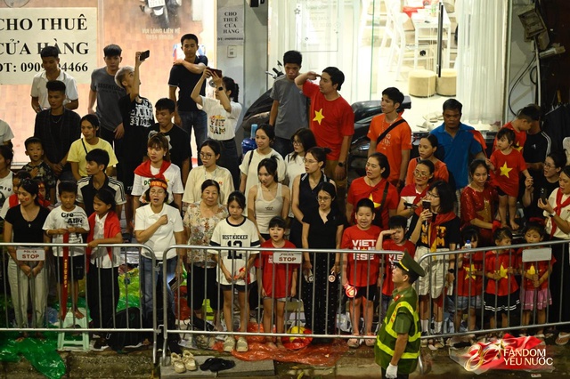 C&aacute;c khối diễu binh đi qua từng tuyến đường trong tiếng h&ograve; reo của người d&acirc;n: Tự h&agrave;o qu&aacute; Tổ quốc ơi!- Ảnh 64.