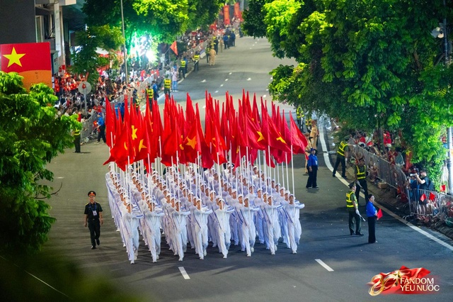C&aacute;c khối diễu binh đi qua từng tuyến đường trong tiếng h&ograve; reo của người d&acirc;n: Tự h&agrave;o qu&aacute; Tổ quốc ơi!- Ảnh 38.