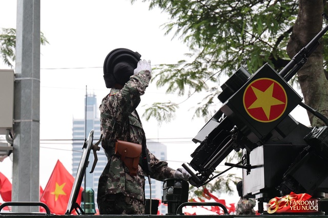 C&aacute;c khối diễu binh đi qua từng tuyến đường trong tiếng h&ograve; reo của người d&acirc;n: Tự h&agrave;o qu&aacute; Tổ quốc ơi!- Ảnh 75.