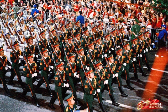 C&aacute;c khối diễu binh đi qua từng tuyến đường trong tiếng h&ograve; reo của người d&acirc;n: Tự h&agrave;o qu&aacute; Tổ quốc ơi!- Ảnh 30.