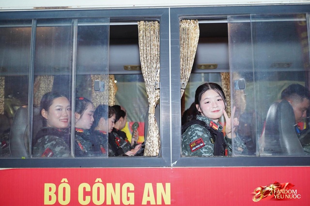 C&aacute;c khối diễu binh đi qua từng tuyến đường trong tiếng h&ograve; reo của người d&acirc;n: Tự h&agrave;o qu&aacute; Tổ quốc ơi!- Ảnh 15.