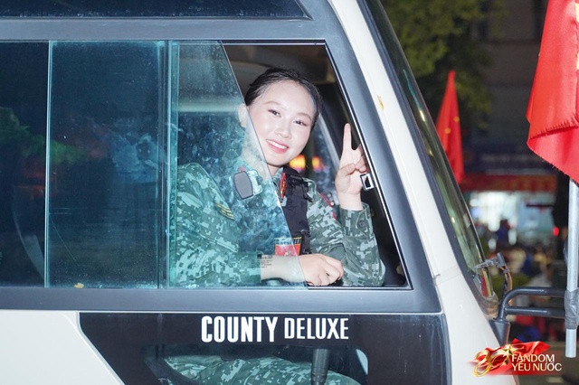 C&aacute;c khối diễu binh đi qua từng tuyến đường trong tiếng h&ograve; reo của người d&acirc;n: Tự h&agrave;o qu&aacute; Tổ quốc ơi!- Ảnh 14.