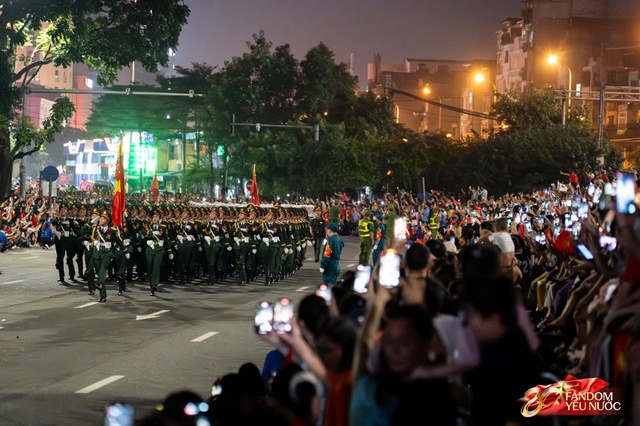 C&aacute;c khối diễu binh đi qua từng tuyến đường trong tiếng h&ograve; reo của người d&acirc;n: Tự h&agrave;o qu&aacute; Tổ quốc ơi!- Ảnh 26.