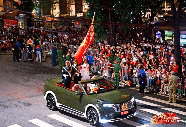 C&aacute;c khối diễu binh đi qua từng tuyến đường trong tiếng h&ograve; reo của người d&acirc;n: Tự h&agrave;o qu&aacute; Tổ quốc ơi!- Ảnh 27.