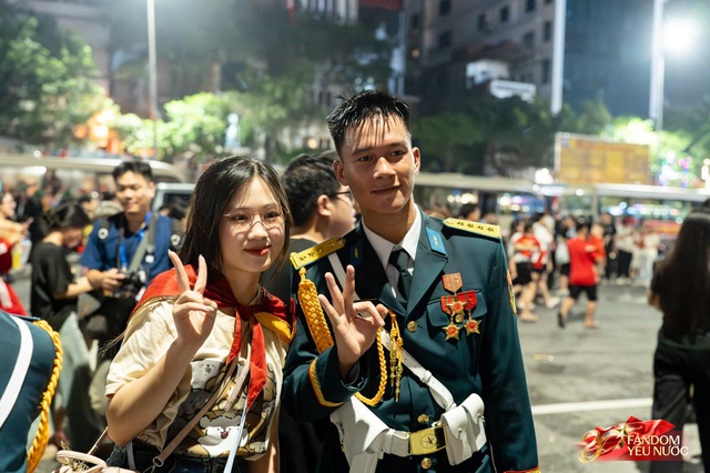 C&aacute;c khối diễu binh đi qua từng tuyến đường trong tiếng h&ograve; reo của người d&acirc;n: Tự h&agrave;o qu&aacute; Tổ quốc ơi!- Ảnh 6.