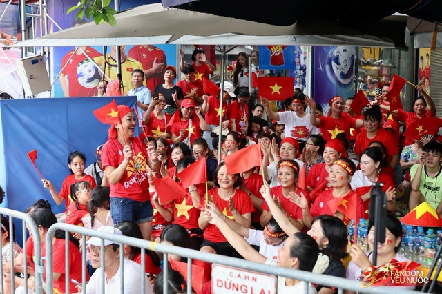 Trời đẹp, hết giờ làm việc, “khối yêu nước” đã sẵn sàng trên phố cho buổi sơ duyệt tối nay!- Ảnh 5.
