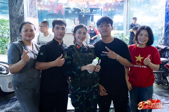 C&aacute;c khối diễu binh đi qua từng tuyến đường trong tiếng h&ograve; reo của người d&acirc;n: Tự h&agrave;o qu&aacute; Tổ quốc ơi!- Ảnh 7.